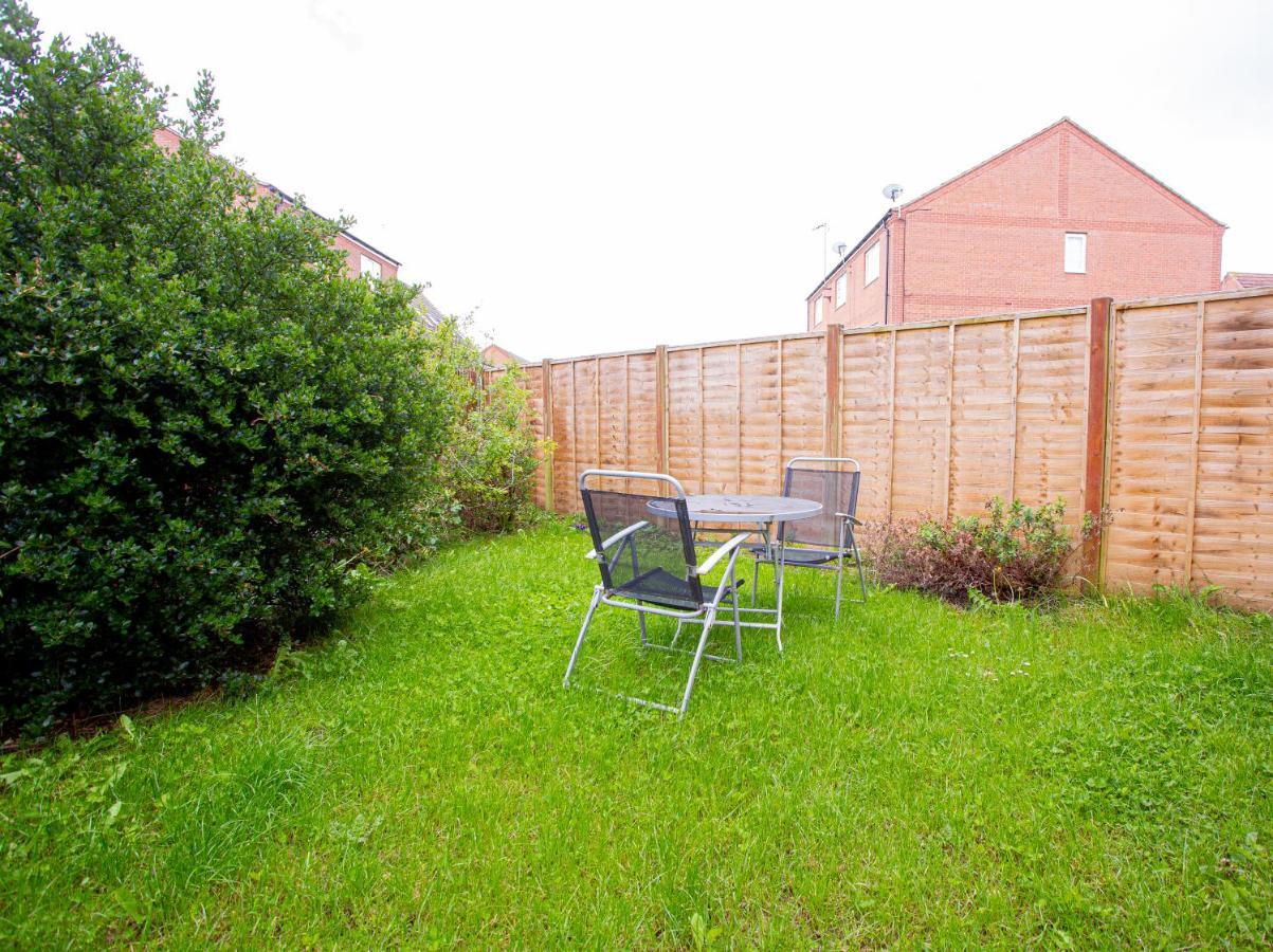 Villa Turners Gardens Northampton Exterior foto