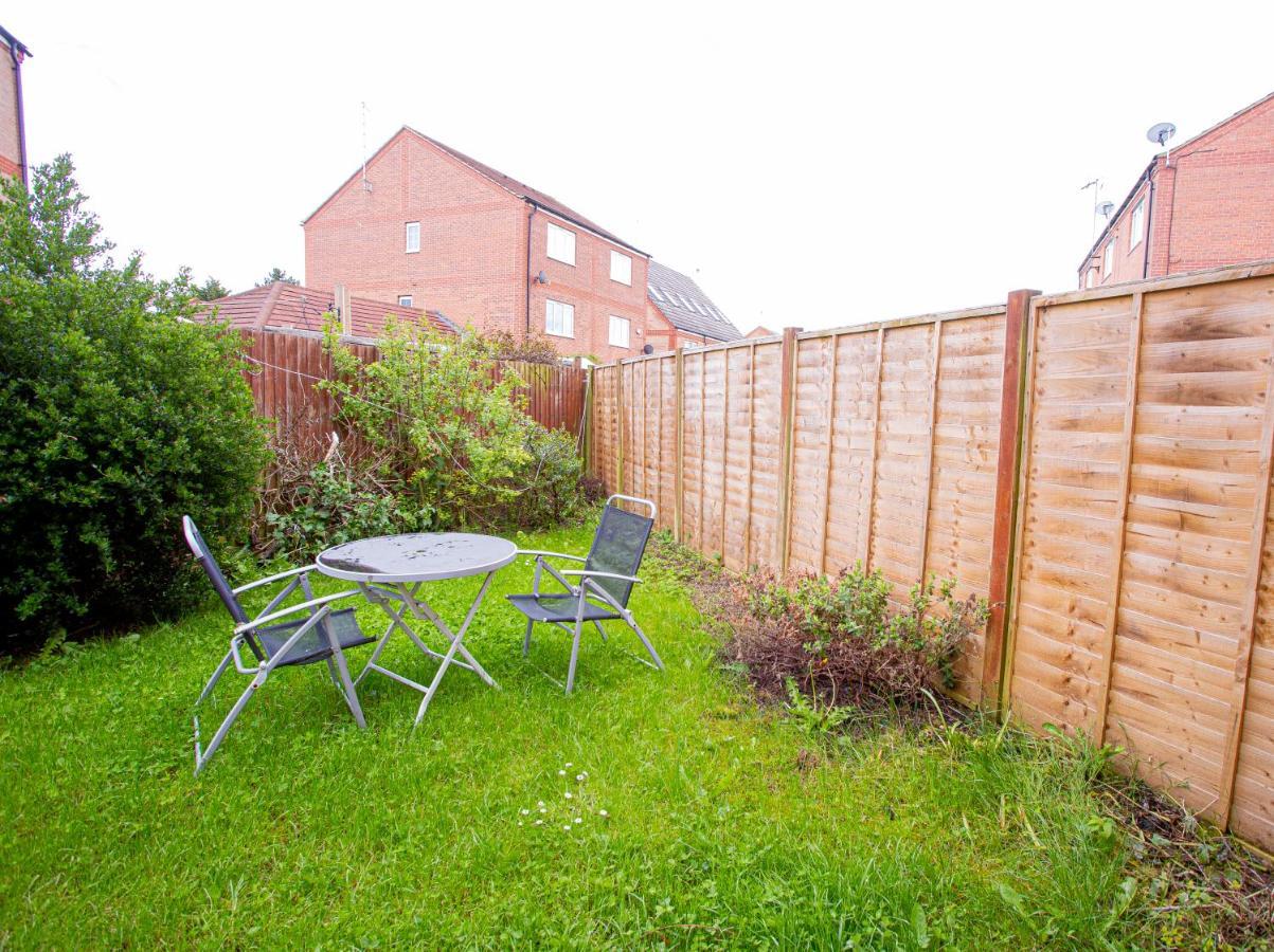 Villa Turners Gardens Northampton Exterior foto